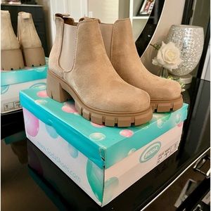 NWT Soda PIONEER ~ Women Lug Sole Mid Heel Chelsea Fashion Ankle Bootie